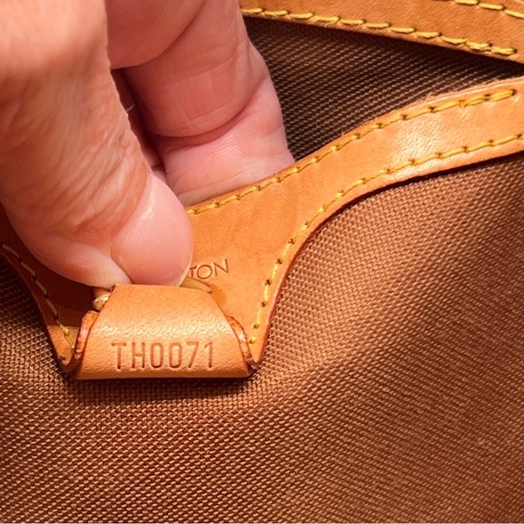 Louis Vuitton Authentic Vintage Ellipse MM with Dust Bag - Picture 4 of 14